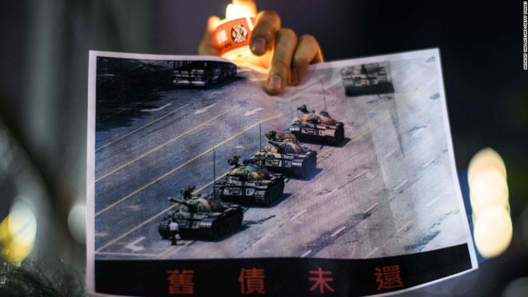 戦車の前に立ちふさがる「タンクマン」の画像は天安門事件を象徴するイメージとされる/Anthony Wallace/AFP/Getty Images