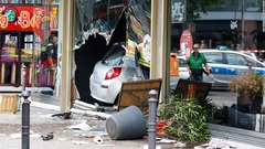 車が歩行者に突っ込み１人死亡　ベルリンの繁華街