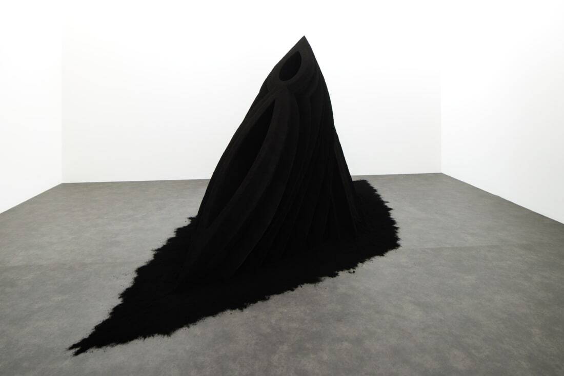 世界で最も黒い塗料を使ったアニッシュ・カプーア氏の作品/David Levene