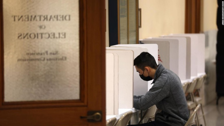 サンフランシスコ市庁舎の投票所で投票用紙に記入する有権者/Justin Sullivan/Getty Images 