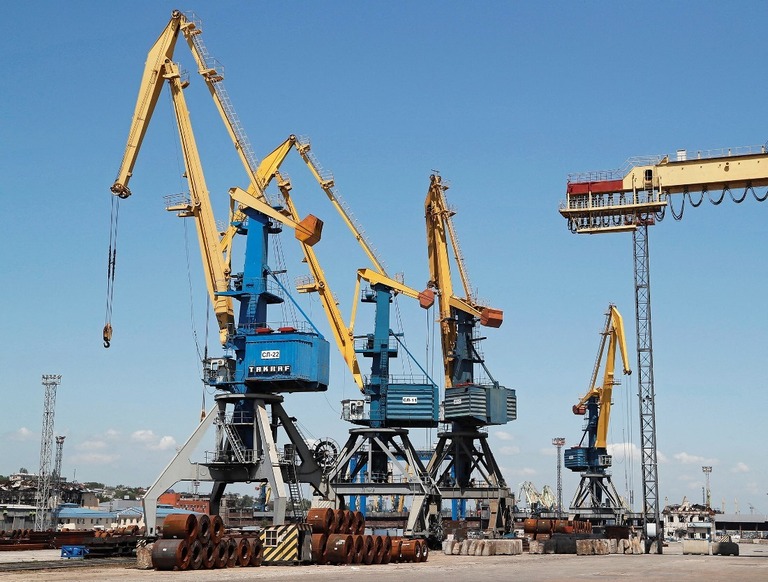 マリウポリ港で貨物船に未積載の鉄鋼物資がたまる＝５月３０日/Alexander Ermochenko/Reuters