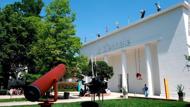 ベネチア・ビエンナーレ国際美術展が開催されている
