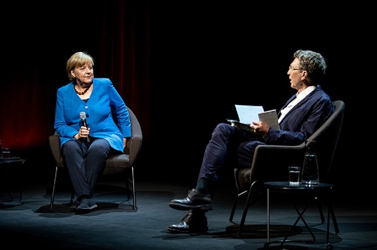 インタビューに答えるドイツのアンゲラ・メルケル前首相（写真左）＝７日、ドイツ・ベルリン/Fabian Sommer/dpa/AP