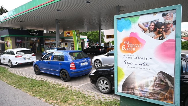 ブダペストのガソリンスタンドで給油を待つ車両の列/Attila Kisbenedek/AFP/Getty Images)