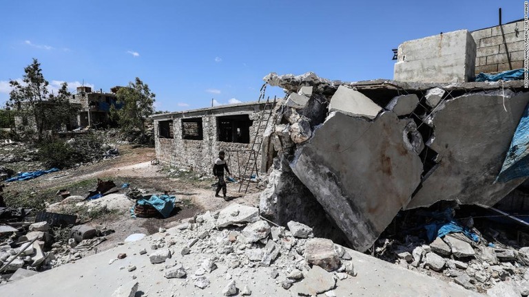 アサド政権の戦闘機で破壊された北西部イドリブ近郊の村にある養鶏場/Izzeddin Kasim/Anadolu Agency/Getty Images