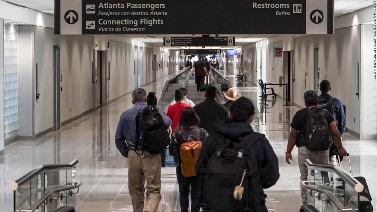 ハーツフィールド・ジャクソン・アトランタ国際空港を利用する旅行者ら/Camilo Freedman/SOPA Images/LightRocket/Getty Images
