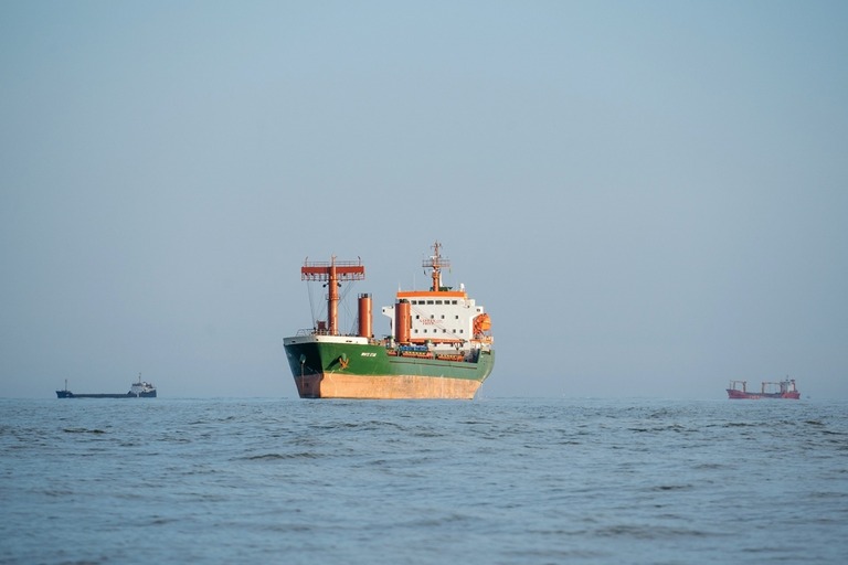 黒海のルーマニア沖を航行する貨物船/Andrei Pungovschi/Bloomberg/Getty Images