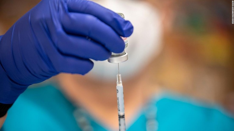 モデルナがオミクロン株への対応を念頭に置いた新たなワクチンの試験結果を発表した/Sergio Flores/Getty Images