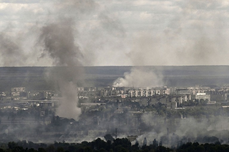 砲撃により煙が上がるセベロドネツクの町＝７日、ウクライナ・セベロドネツク
/Aris Messinis/AFP/Getty Images