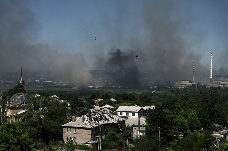 リシチャンシクの損傷した建物と黒い煙が立ち上るセベロドネツク市近郊＝９日、ウクライナ東部ルハンスク州/Aris Messinis/AFP/Getty Images