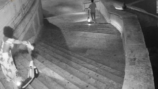 観光名所スペイン階段を電動スクーターで破損した米国人観光客に罰金刑