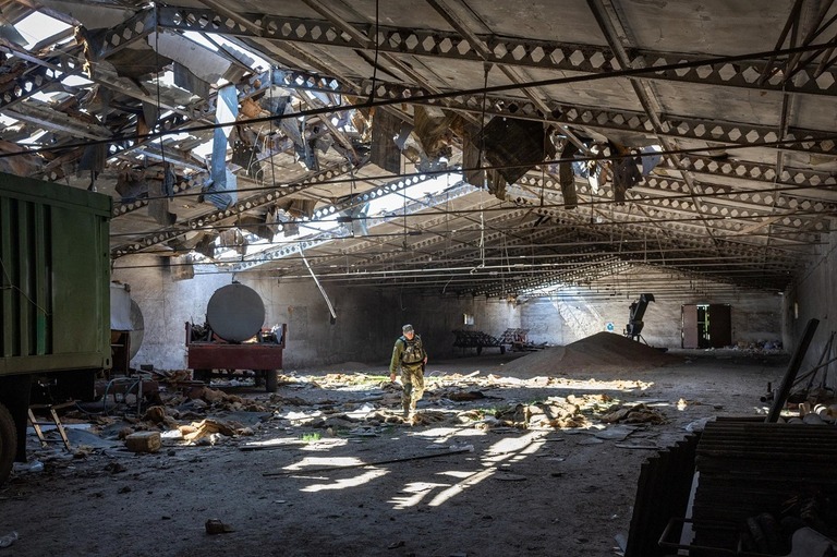 ロシア軍によって砲撃された穀物倉庫を調べるウクライナ軍の兵士＝６日、ウクライナ/John Moore/Getty Images
