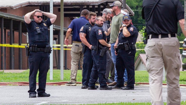 学校に侵入しようとしたとされる男性が射殺された現場を調べる警官ら/Jesse Jarrold-Grapes/The Gadsden Time/AP