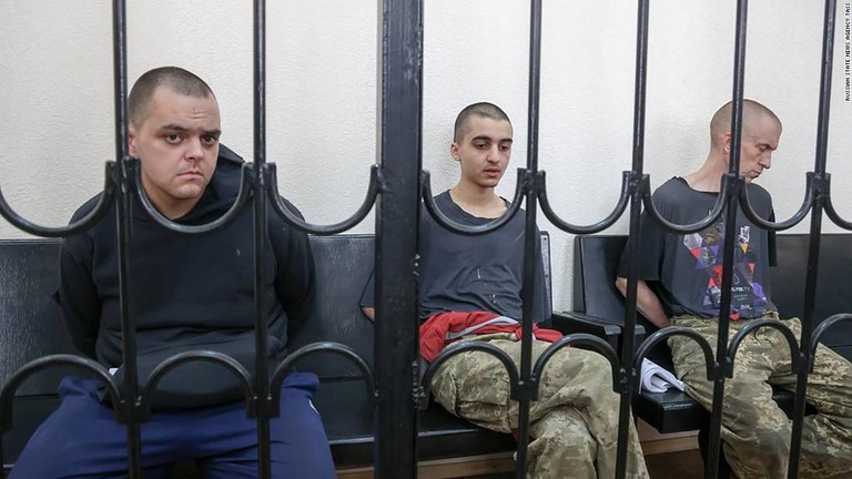 拘束された３人。左からエイデン・アスリン氏、ブラヒム・サードゥーン氏、ショーン・ピナー氏/Russian state news agency TASS