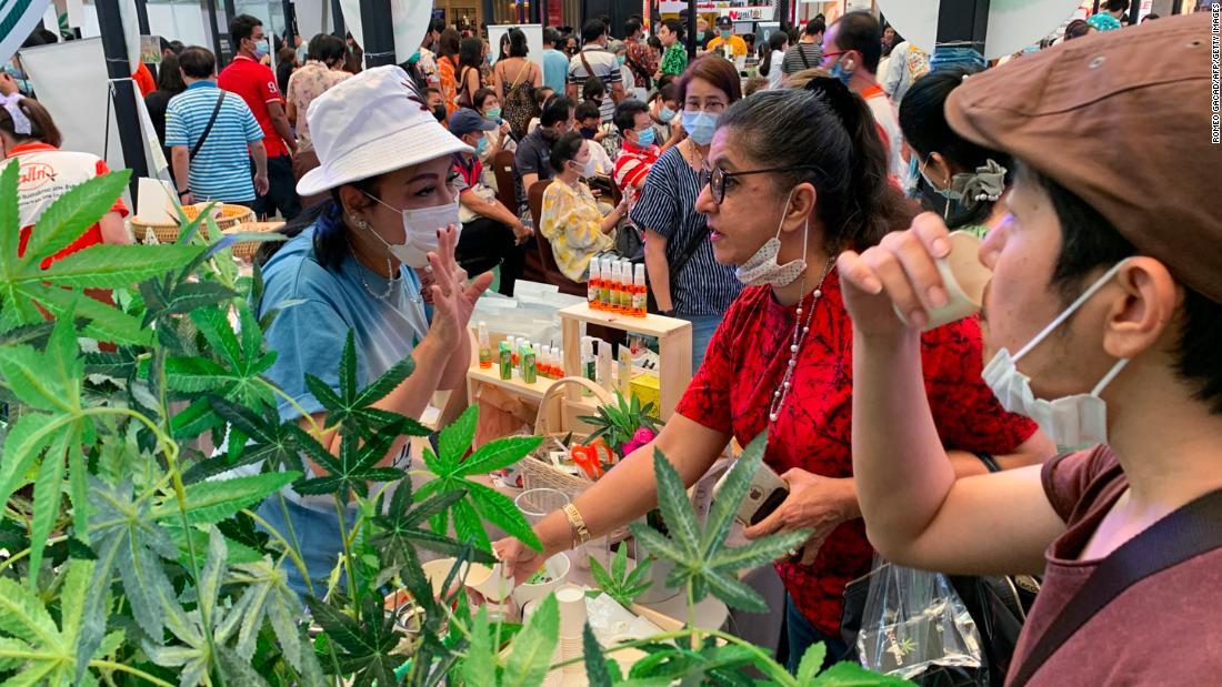 見本市で大麻の葉を使用した茶を飲む人々=2021年、タイ・バンコク/Romeo Gacad/AFP/Getty Images