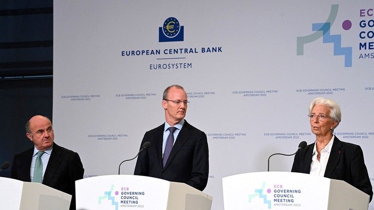 記者会見で発言する欧州中央銀行のラガルド総裁（写真右）ら＝９日、オランダ・アムステルダム/John Thys/AFP/Getty Images