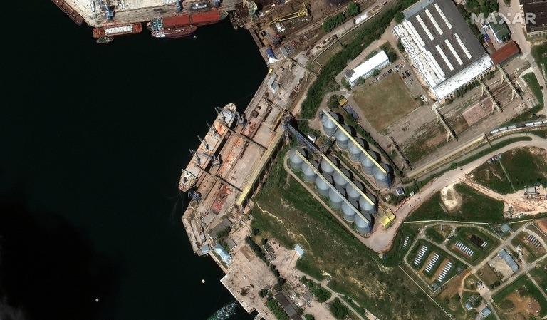 セバストポリ港でばら積み貨物船に穀物が積み込まれる様子を捉えた衛星画像/Maxar Technologies/Reuters