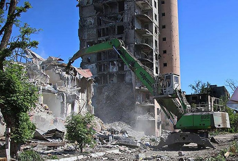 ロシアが残骸下の遺体を無視して高層アパートを解体しているとマリウポリ市長が非難/Mariupol CIty Council