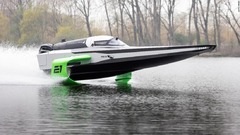 水面を走るだけじゃない、滑空する電動パワーボート「レースバード」