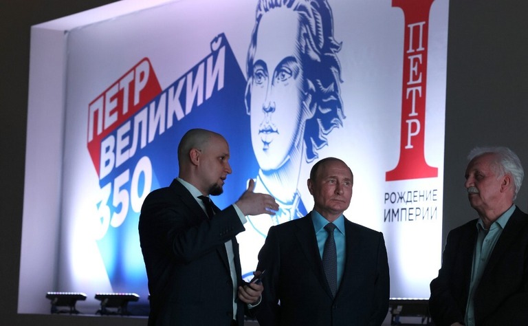 モスクワの博覧会場でピョートル大帝に関する展示を視察するプーチン大統領（中央）/President of Russia