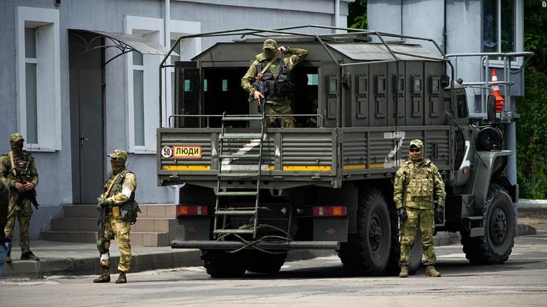 ウクライナ南部ヘルソンの占領地域を警護するロシア軍兵士ら/AP