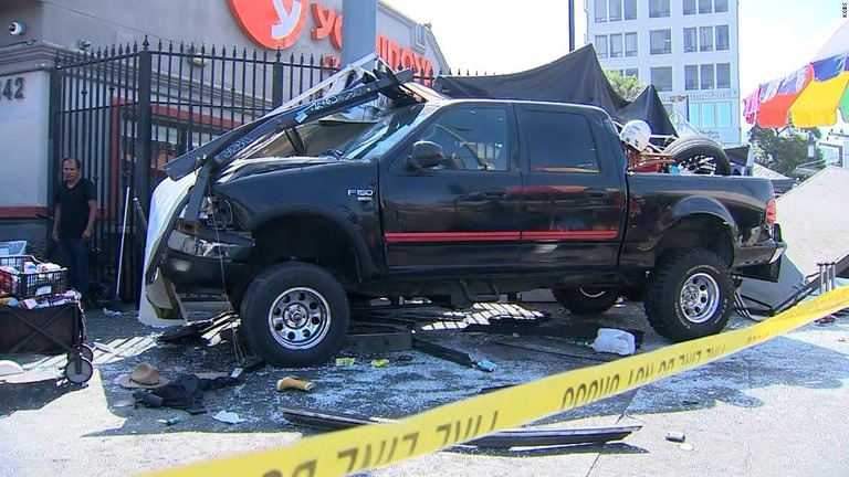 米ロサンゼルスで、車が歩道に突っ込み、歩行者が負傷した/KCBS
