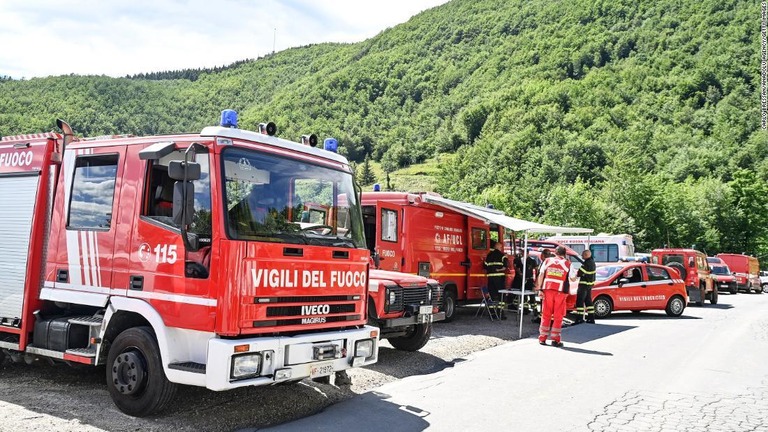 捜索活動のために派遣された救急隊＝１１日、イタリア・ピエベペラゴ/Carlo Bressan/Anadolu Agency/Getty Images