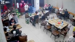 食事中の女性グループに殴る蹴るの暴行、防犯カメラ映像に憤り噴出　中国
