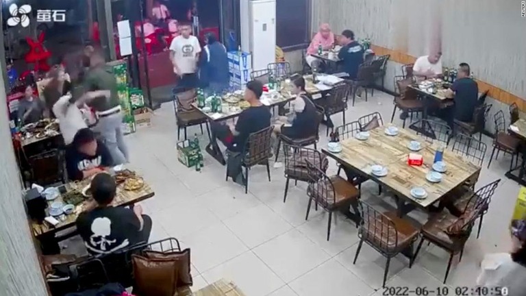 店の防犯カメラは、暴行事件の一部始終をとらえていた/Reuters