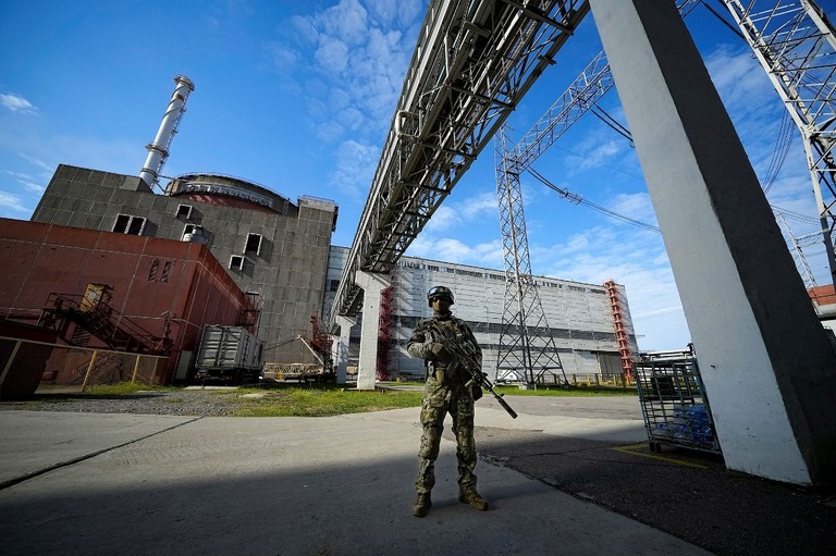 ウクライナのザポリージャ原発を警備するロシア軍の兵士＝５月１日撮影/AP