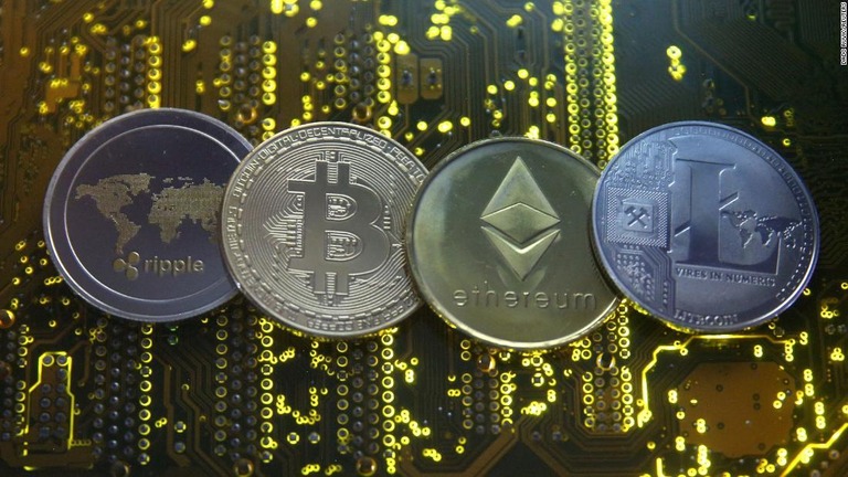 ビットコインをはじめとする各種の暗号通貨が、１３日の取引で急落した/Dado Ruvic/Reuters
