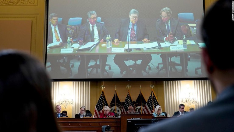 動画の中で宣誓証言を行うバー元司法長官（中央右）/J. Scott Applewhite/AP
