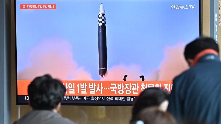 北朝鮮のミサイル発射を伝えるテレビニュースを見る人々＝韓国・ソウル/Jung Yeon-Je/AFP/Getty Images