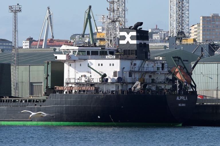 スペイン北西部の港に到着した貨物船/M. Dylan/Europa Press/Getty Images