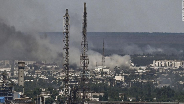 ロシア軍とウクライナ軍が戦うセベロドネツクから黒煙が上がる＝９日/Aris Messinis/AFP/Getty Images