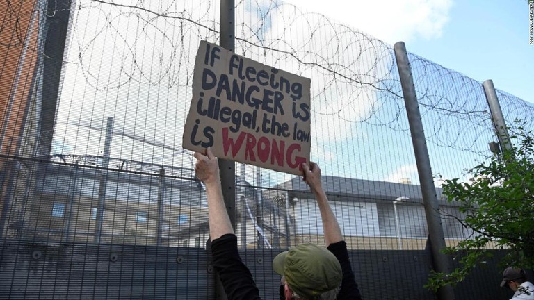 移民をルワンダへ移送する計画に反対する抗議者＝１２日、英国クローリー近郊/Toby Melville/Reuters