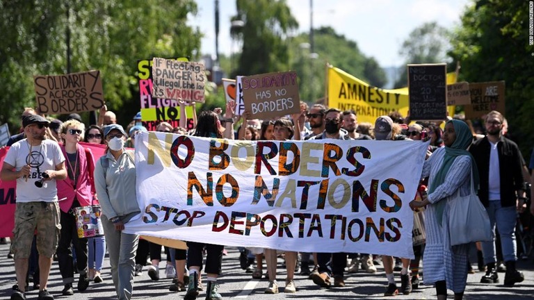 移民のルワンダ移送に反対する抗議者ら＝１２日、英ロンドン近郊のガトウィック空港/Toby Melville/Reuters