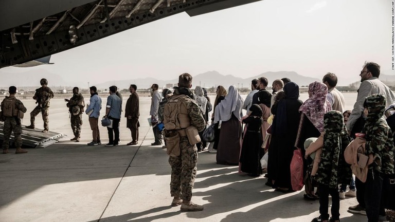 アフガンからの退避で米軍の輸送機に搭乗するための列を作る人々＝２０２１年８月３０日/Staff Sgt. Victor Mancilla/US Marine Corps/AP