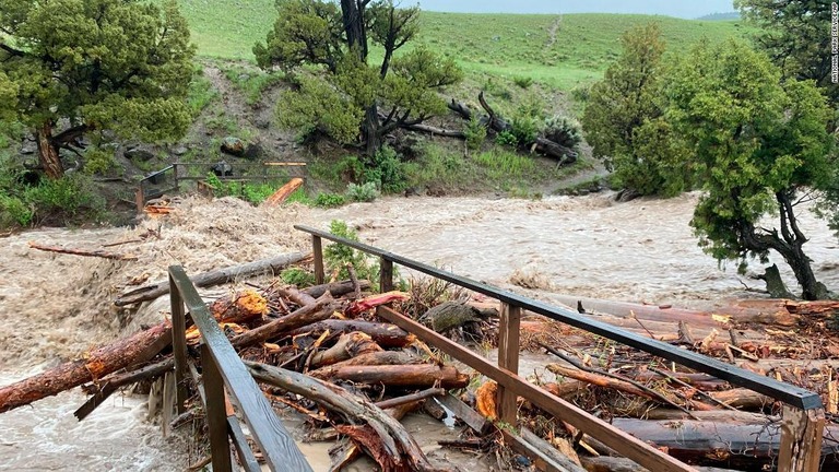 濁流によって流された橋＝米イエローストーン国立公園/National Park Service/AP