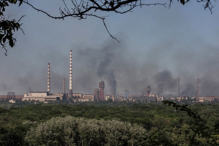 アゾト化学工場が攻撃され煙が上がる様子＝１０日、ウクライナ東部ルハンスク州セベロドネツク/Oleksandr Ratushniak/Reuters