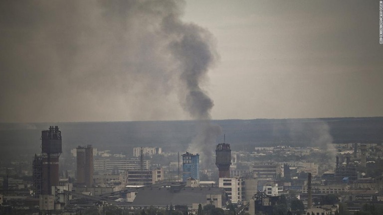 セベロドネツクから上がる黒煙＝１３日/Aris Messinis/AFP/Getty Images