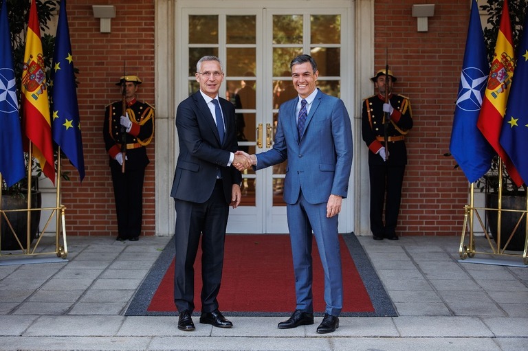 握手を交わすスペインのサンチェス首相（右）とＮＡＴＯのストルテンベルグ事務総長/ Alejandro Martinez Velez/Europa Press/Getty Images