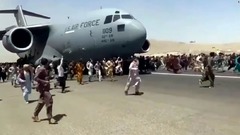 アフガン脱出の輸送機で遺体発見、乗員の責任問わず　米空軍