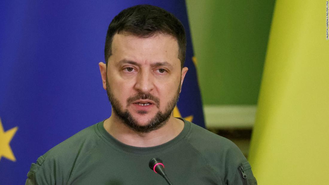 フォンデアライエン欧州委員長との共同声明を出すウクライナのゼレンスキー大統領=11日/Valentyn Ogirenko/Reuters/File