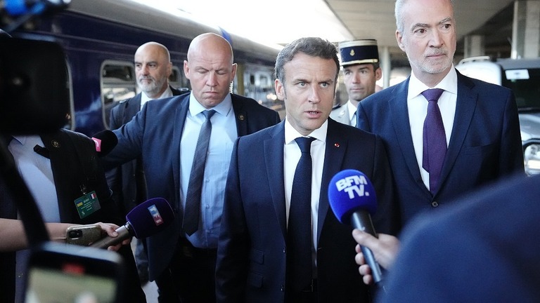 列車でキーウ（キエフ）に到着し、取材に答えるフランスのマクロン大統領/Kay Nietfeld/picture alliance/Getty Images
