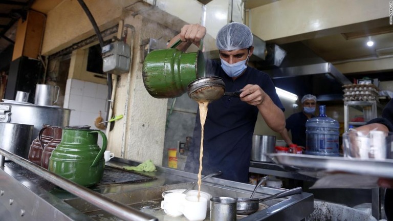 イスラマバードの店舗でミルクティーを作る男性/Xinhua/Sipa USA