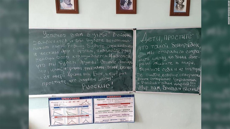 ロシア軍撤収後の学校の黒板にびっしり書き込まれた文言/courtesy Volodymyr Runets