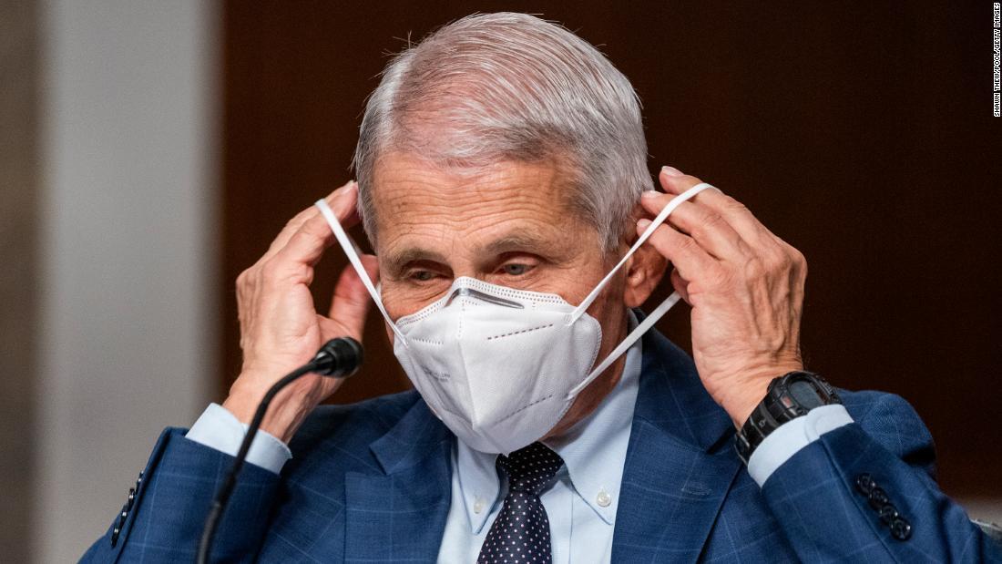 マスクを着用するファウチ氏=2022年1月11日、米ワシントンDC/Shawn Thew/Pool/Getty Images