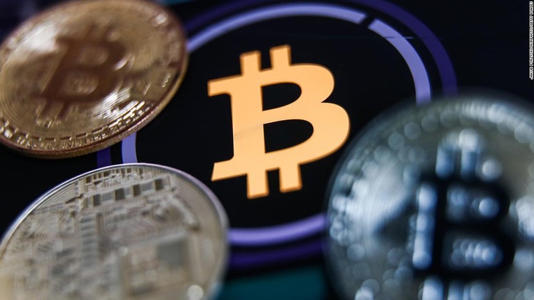 ビットコインが１５日一時２万ドル（約２７０万円）付近まで値を下げた/Jakub Porzycki/NurPhoto/Getty Images