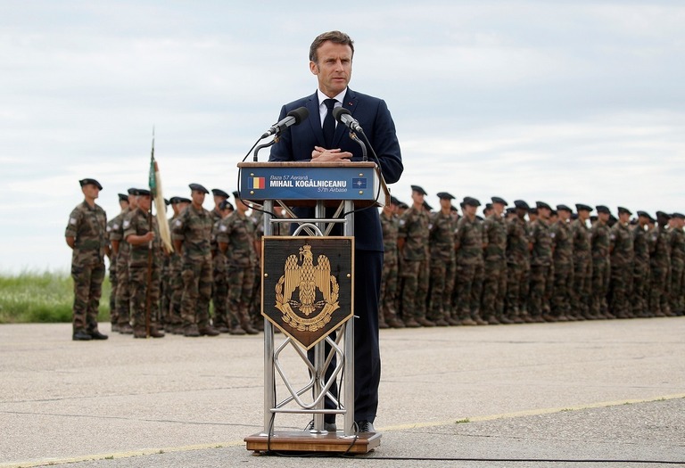 演説を行うフランスのマクロン大統領＝１５日、ルーマニア・コンスタンツァ近郊のミハイルコガルニセアヌ空軍基地/Yoan Valat/Pool/AP
